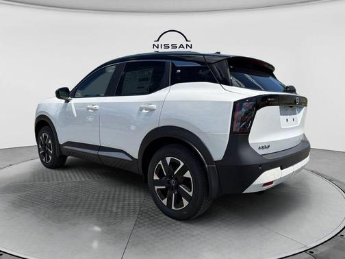 Aspen White Tricoat/Super Black 2026 Nissan Kicks SV
