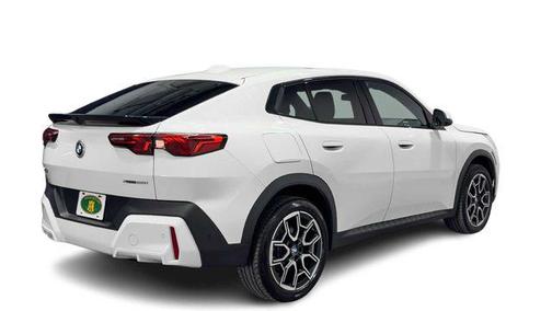 Alpine White 2026 BMW X2 xDrive28i