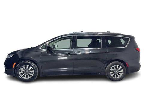 Bright White Clearcoat 2022 Chrysler Pacifica Touring L