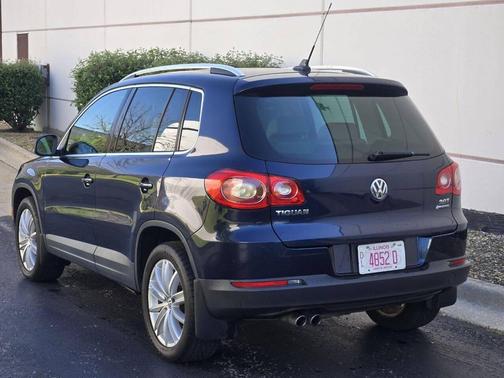 Night Blue Metallic 2011 Volkswagen Tiguan SEL