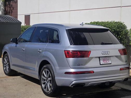 Silver 2018 Audi Q7 3.0T Prestige