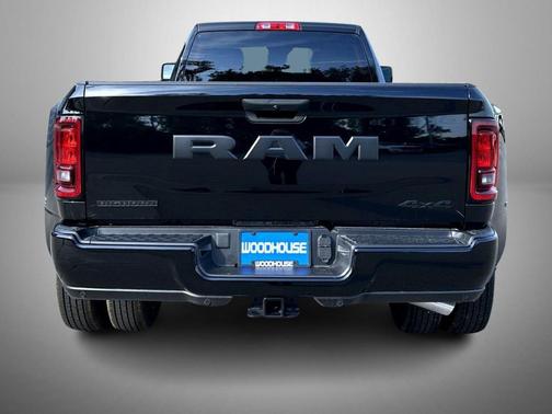 Diamond Black Crystal Pearlcoat 2026 RAM 3500 Big Horn Crew Cab 4x4 8' Box