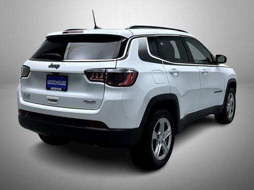 Bright White Clearcoat 2023 Jeep Compass Latitude