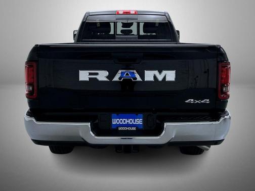 Diamond Black Crystal Pearlcoat 2026 RAM 2500 Tradesman Crew Cab 4x4 6'4' Box