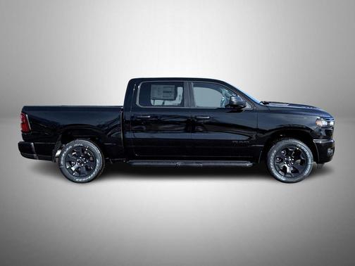 Diamond Black Crystal Pearlcoat 2026 RAM 1500 Express