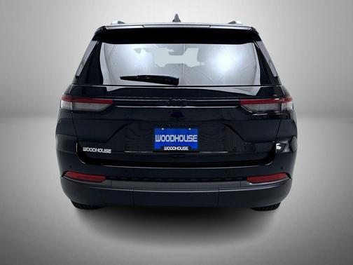 Diamond Black Crystal Pearlcoat 2026 Jeep Grand Cherokee Altitude