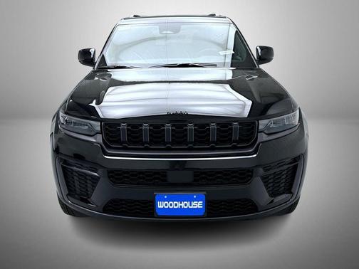 Diamond Black Crystal Pearlcoat 2026 Jeep Grand Cherokee Altitude