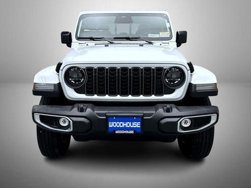 Bright White Clearcoat 2026 Jeep Gladiator Sahara 4x4