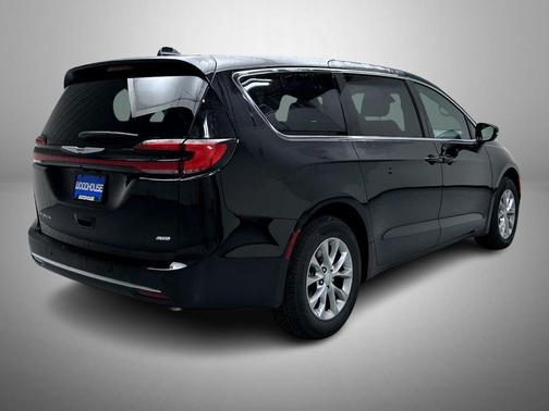 Diamond Black Crystal Pearlcoat 2026 Chrysler Pacifica L