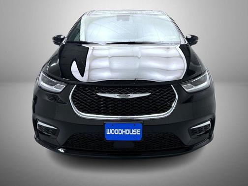 Diamond Black Crystal Pearlcoat 2026 Chrysler Pacifica L