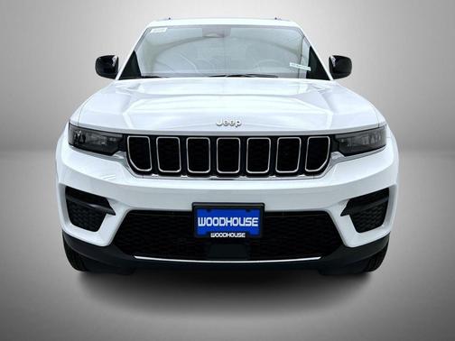 Bright White Clearcoat 2026 Jeep Grand Cherokee Laredo
