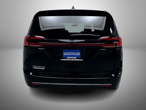 Diamond Black Crystal Pearlcoat 2025 Chrysler Pacifica L