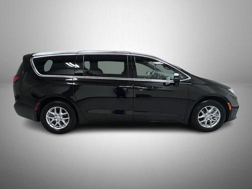 Diamond Black Crystal Pearlcoat 2025 Chrysler Pacifica L