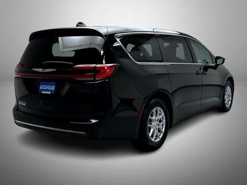 Diamond Black Crystal Pearlcoat 2025 Chrysler Pacifica L
