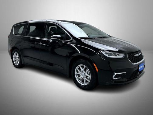 Diamond Black Crystal Pearlcoat 2025 Chrysler Pacifica L
