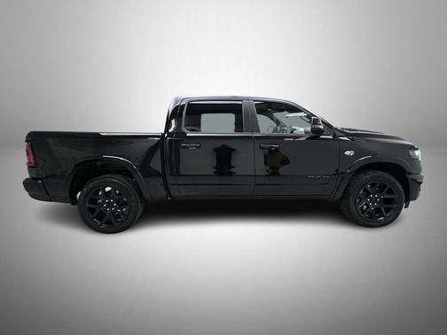 Diamond Black Crystal Pearlcoat 2026 RAM 1500 Laramie