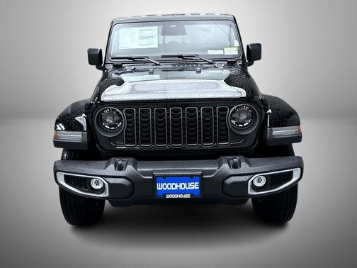 Black Clearcoat 2026 Jeep Gladiator Sahara 4x4