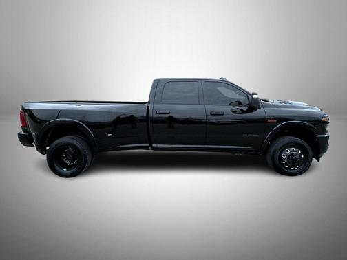 Diamond Black Crystal Pearlcoat 2025 RAM 3500 Limited Crew Cab 4x4 8' Box