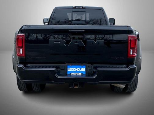 Diamond Black Crystal Pearlcoat 2025 RAM 3500 Limited Crew Cab 4x4 8' Box