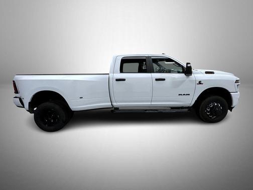 Bright White Clearcoat 2026 RAM 3500 Big Horn Crew Cab 4x4 8' Box