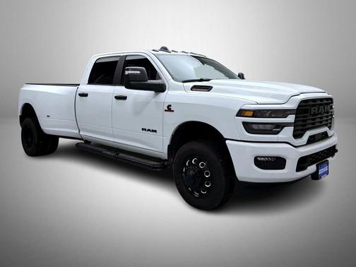 Bright White Clearcoat 2026 RAM 3500 Big Horn Crew Cab 4x4 8' Box
