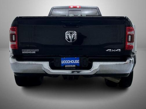 2022 RAM 3500 Big Horn Crew Cab 4x4 8' Box