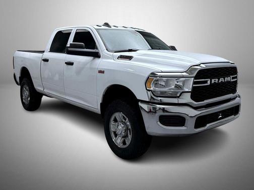 2022 RAM 2500 Tradesman Crew Cab 4x4 6'4' Box