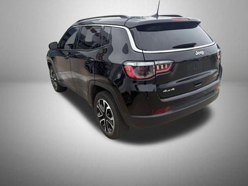 Diamond Black Crystal Pearlcoat 2022 Jeep Compass Limited