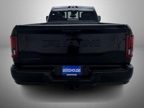 Diamond Black Crystal Pearlcoat 2026 RAM 3500 Laramie Crew Cab 4x4 8' Box