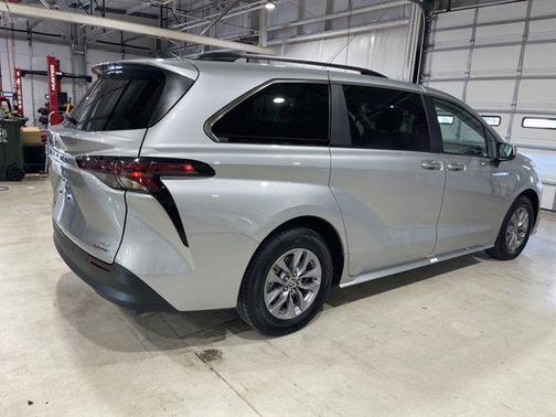 2024 Toyota Sienna XLE