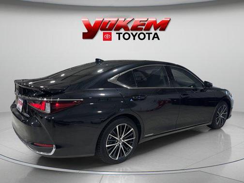 2022 Lexus ES 300h Base