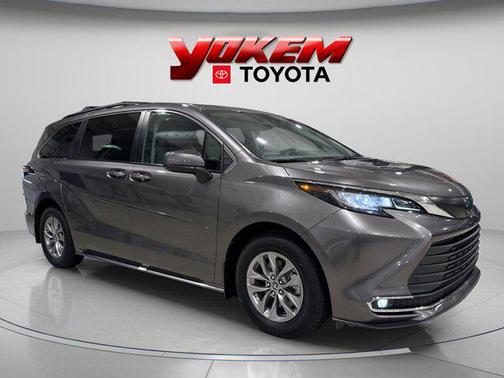 2022 Toyota Sienna XLE 8 Passenger