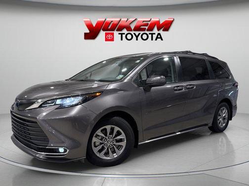 2022 Toyota Sienna XLE 8 Passenger