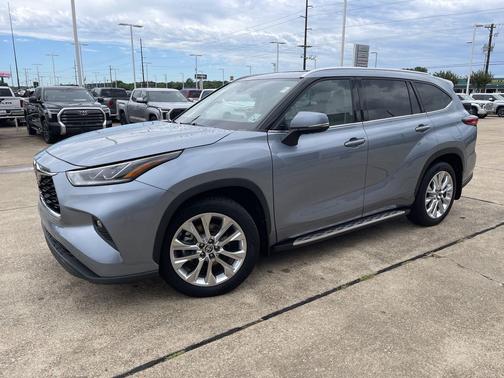 Moon Dust 2022 Toyota Highlander Limited