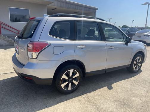 Ice Silver Metallic 2017 Subaru Forester 2.5i