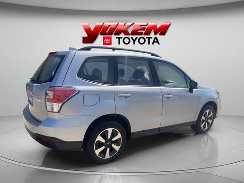 Ice Silver Metallic 2017 Subaru Forester 2.5i