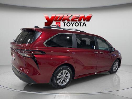 2025 Toyota Sienna XLE