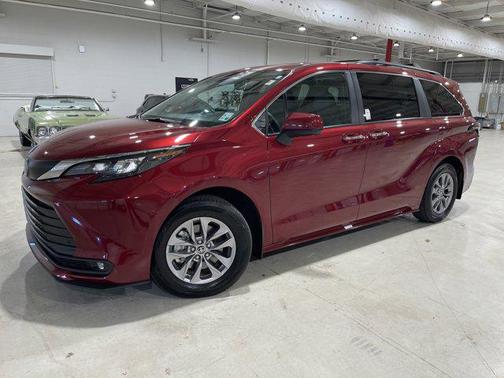 2025 Toyota Sienna XLE