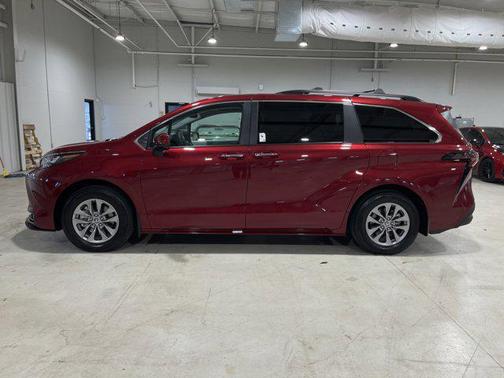 2025 Toyota Sienna XLE