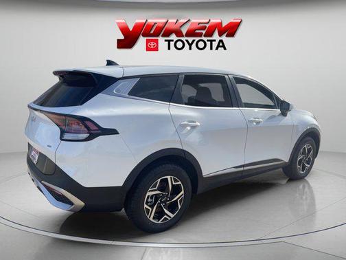 Snow White Pearl 2024 Kia Sportage LX