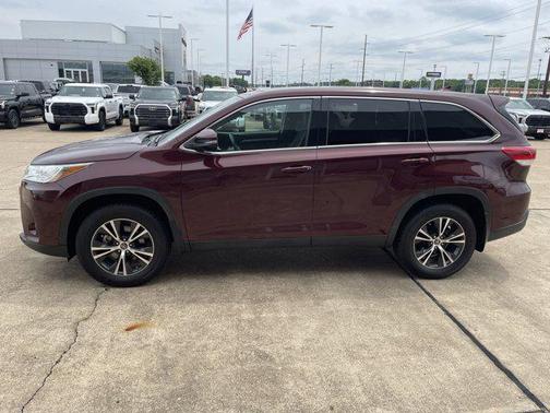 Ooh La La Rouge Mica 2019 Toyota Highlander LE Plus