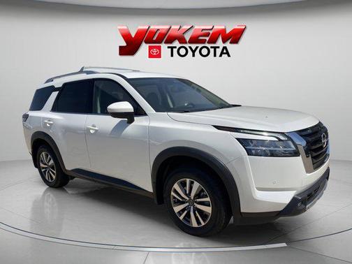 Pearl White Tricoat 2022 Nissan Pathfinder SL 2WD
