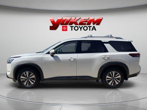 Pearl White Tricoat 2022 Nissan Pathfinder SL 2WD
