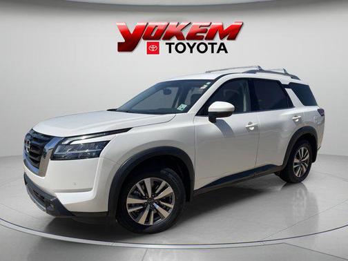 Pearl White Tricoat 2022 Nissan Pathfinder SL 2WD
