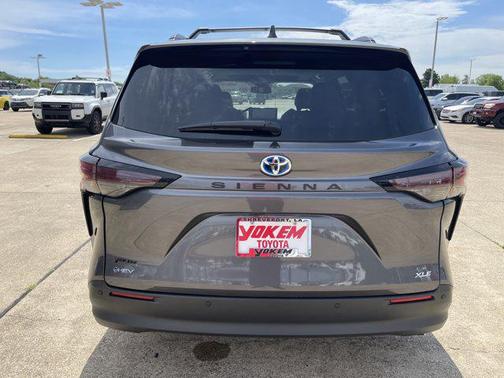 Magnetic Gray Metallic 2025 Toyota Sienna XLE