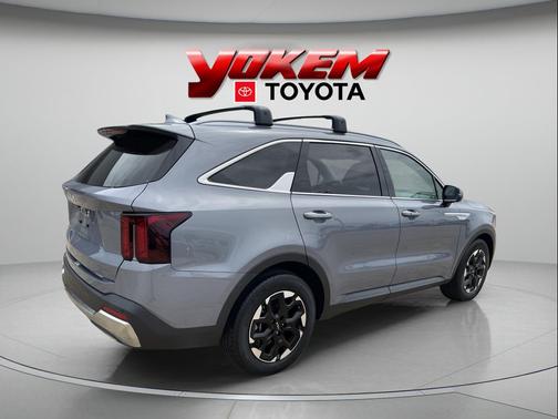 Everlasting Silver 2024 Kia Sorento S