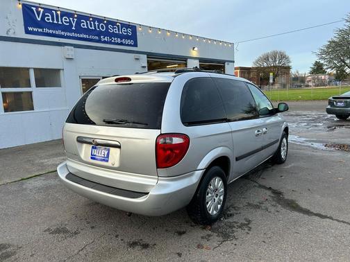 2006 Chrysler Town & Country Base