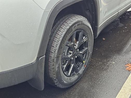 Silver Zynith 2026 Jeep Grand Cherokee Laredo