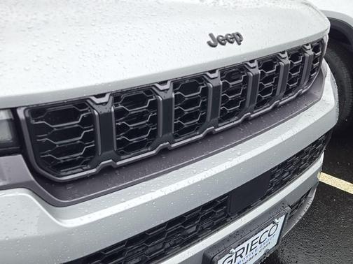 Silver Zynith 2026 Jeep Grand Cherokee Laredo