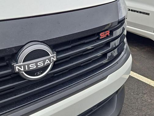 Aspen White Tricoat 2025 Nissan Kicks SR